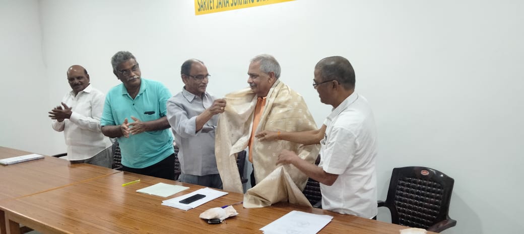 Honouring Election Officer P. Satyanarayana Murty Garu by newly elected body.jpeg 